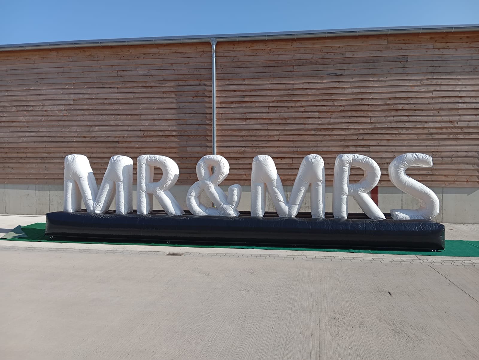 MR&MRS - aufblasbarer Schriftzug - 8 x 1,12m