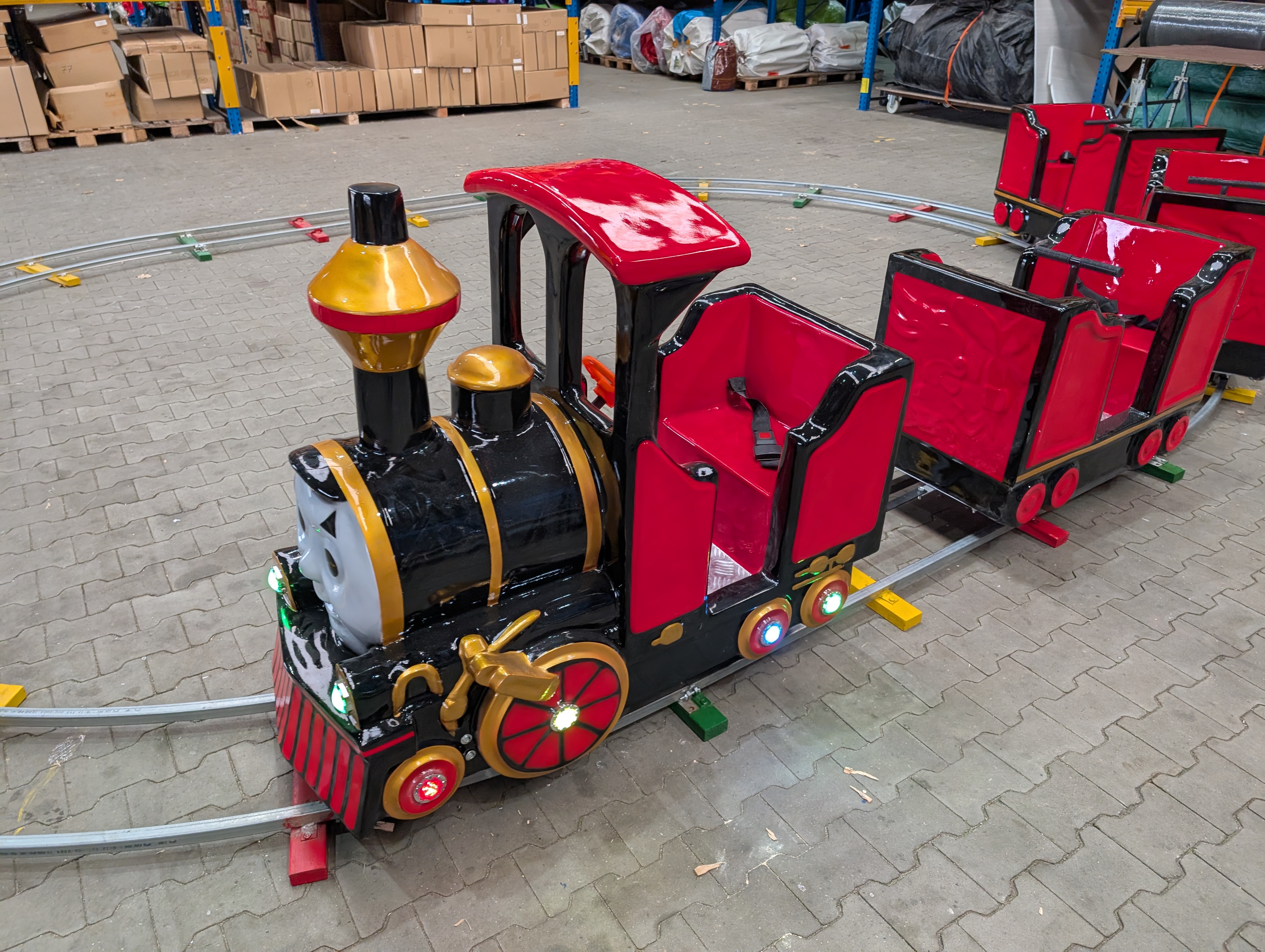 Eisenbahn auf Schienen - 7x5,3 m - rot/schwarz