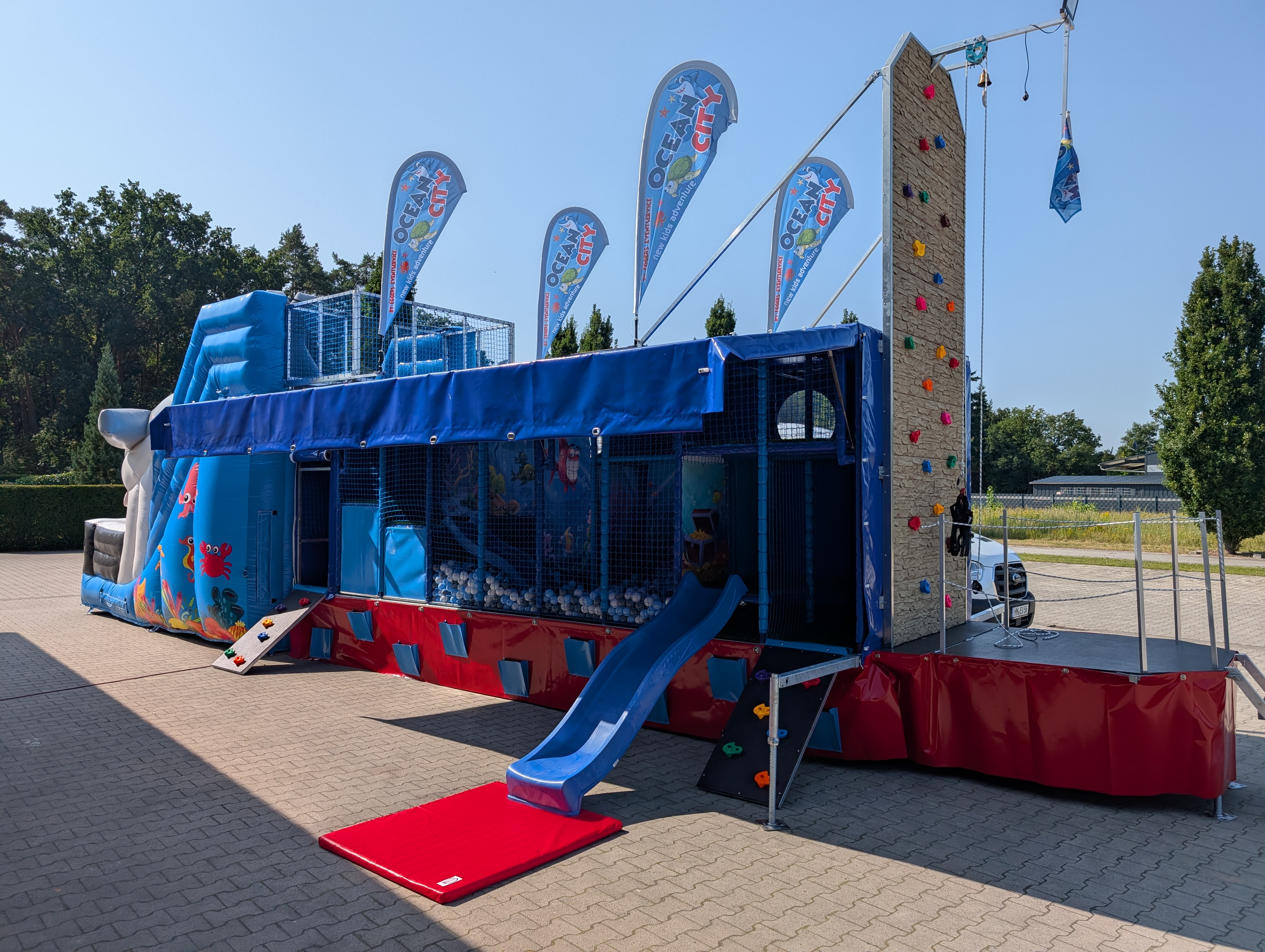 Spielmobil  mit Kletterwand und Rutsche 