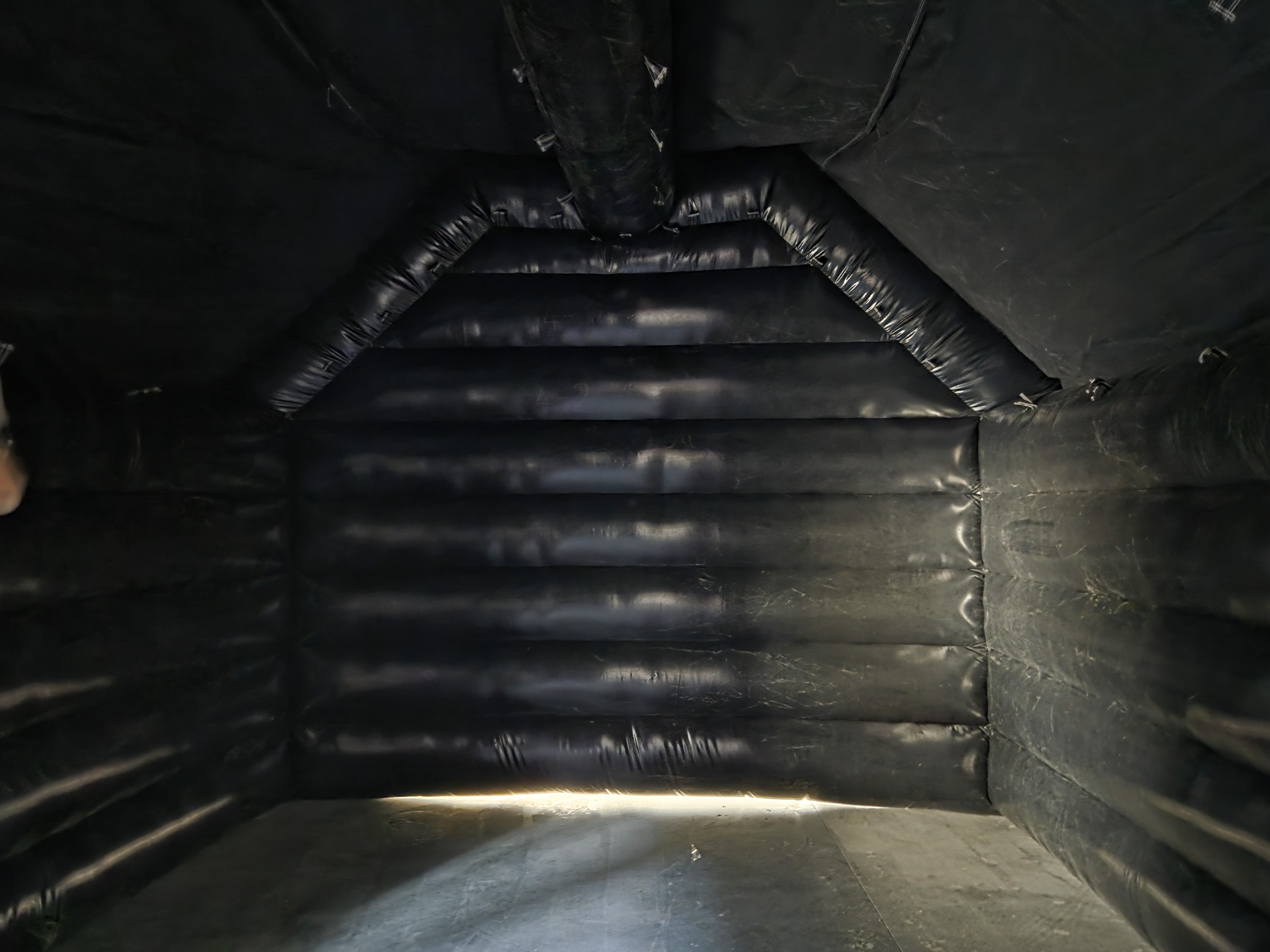 Aufblasbares Zelt - 8x5x4m - schwarz