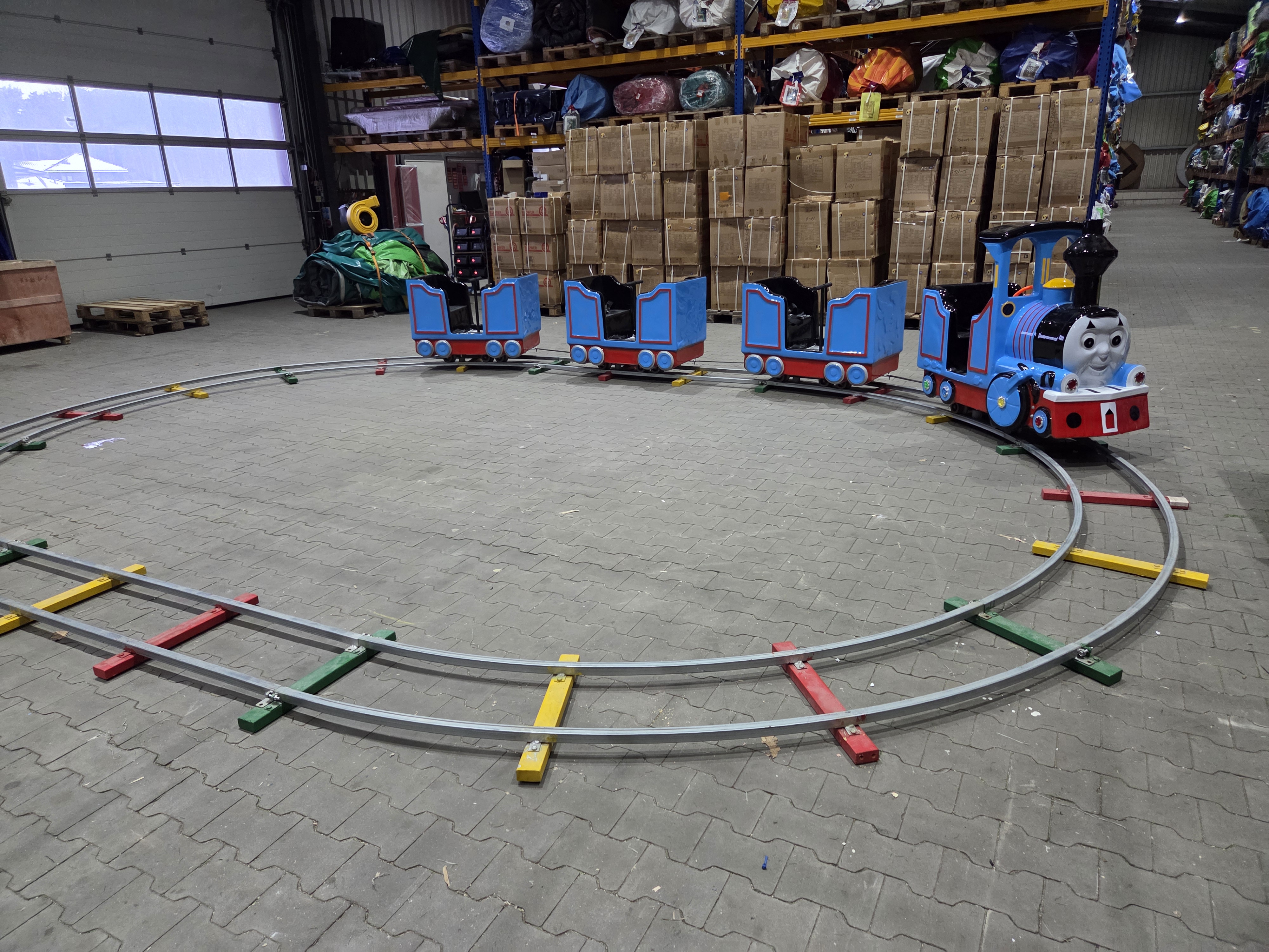 Eisenbahn auf Schienen - 7x5,3 m  Blau-Rot